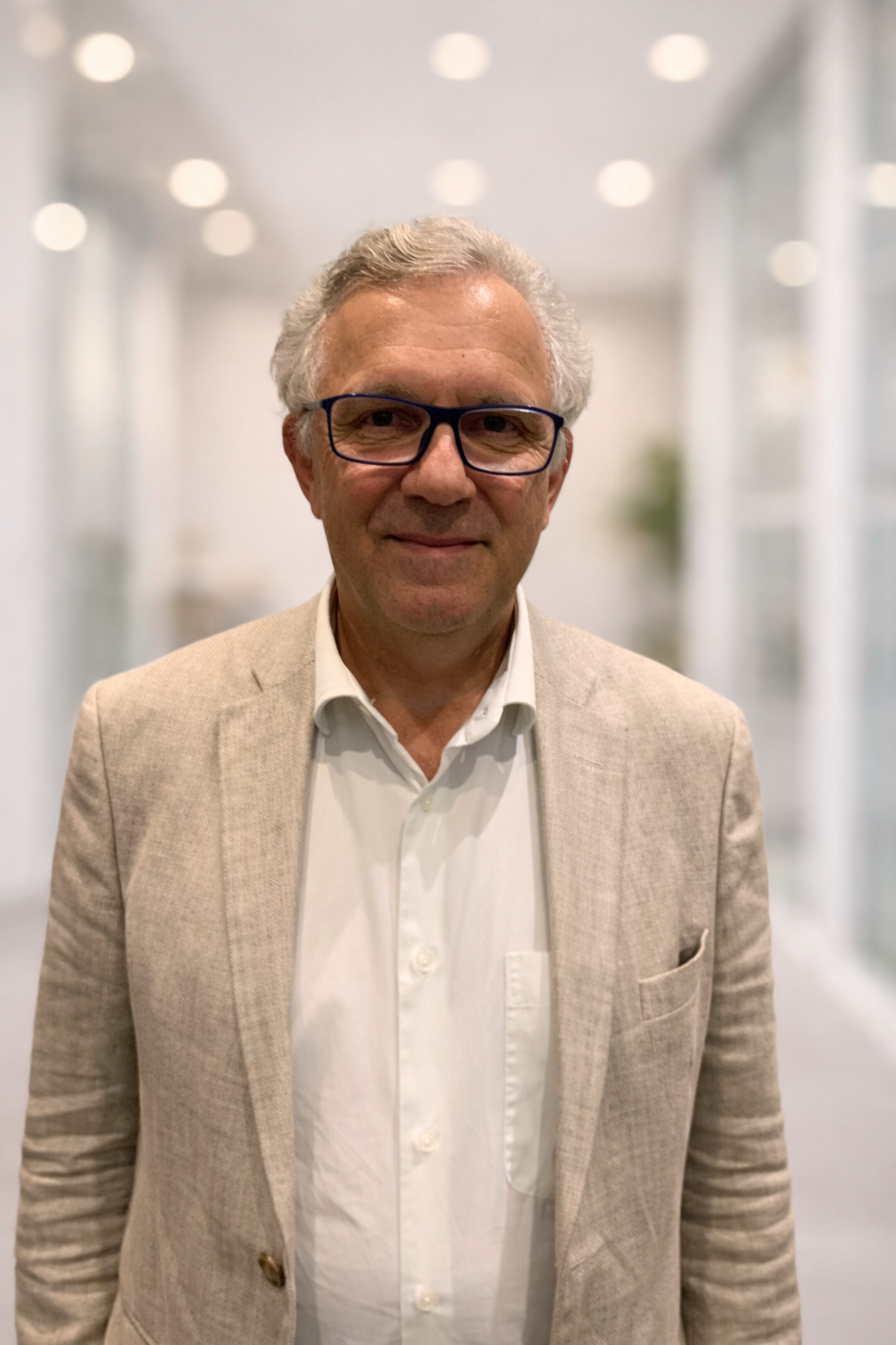 homme élégant dans un bureau moderne