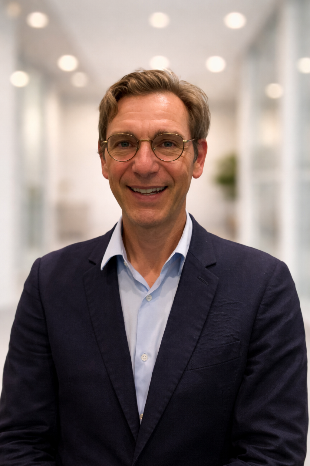 portrait professionnel souriant en costume